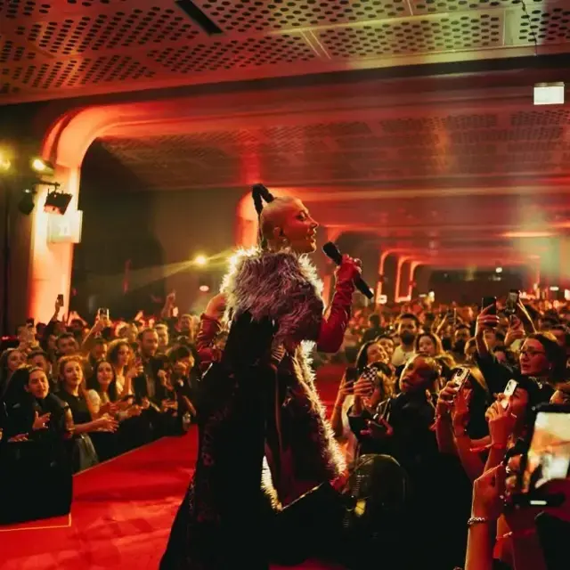 Konserde seyircinin sesinden korkan Hande Yener mikrofonu uzattığı gibi geri çekti