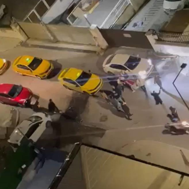 Onlarca taksici sopalarla öğrenci yurdunu bastı