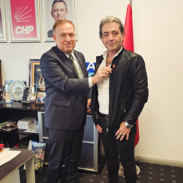 MasterChef'in eski jüri üyesi siyasete atılarak CHP'ye katıldı