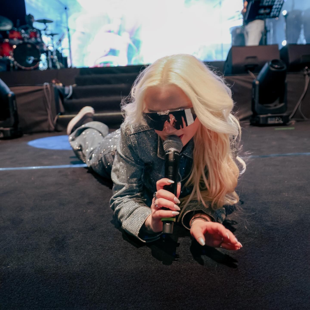 Ece Seçkin konserinde panik yaratan anlar