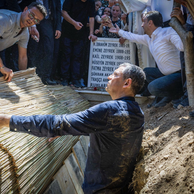 Ferdi Zeyrek'in tabutunu mezara Özgür Özel indirdi