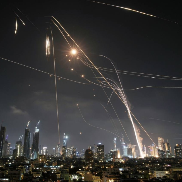 Gece kulübünde eğlendikleri esnada üzerlerinden İran'ın füzeleri geçti