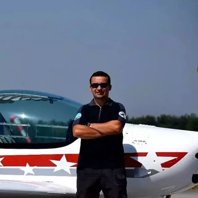 Düşen eğitim uçağı evlilik teklifi için havalanmış