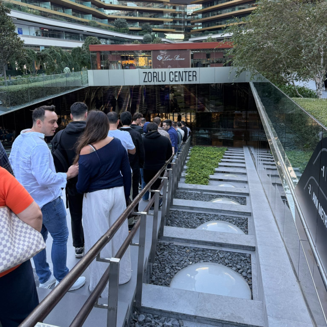 En ucuzu 80 bin TL olan iPhone 17 için Türkiye'de uzun kuyruklar oluştu