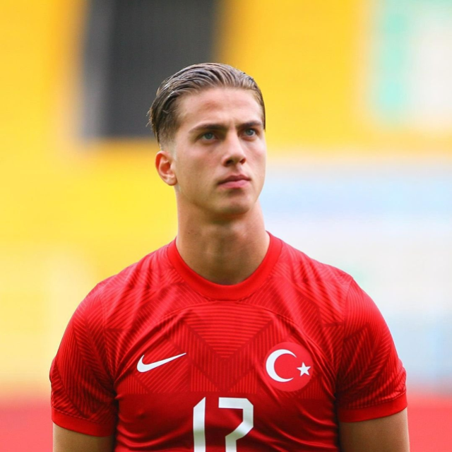 Fonda çalan şarkı bomba! Milli futbolcudan sürpriz evlilik teklifi