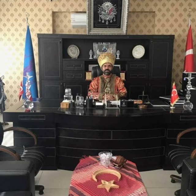 Seçime böyle gidiyor: Makam odasında padişah kıyafetiyle poz veren oda başkanı