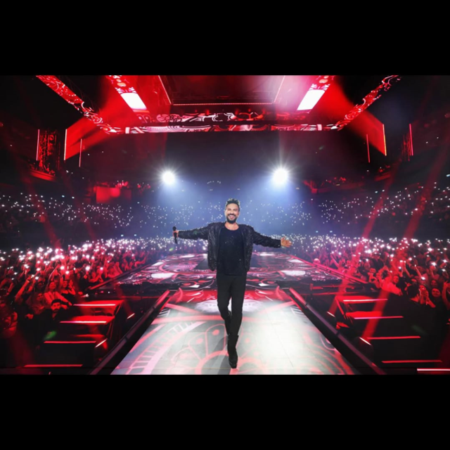 Güler Sabancı da Tarkan hayranı, konsere bandanası ile katıldı