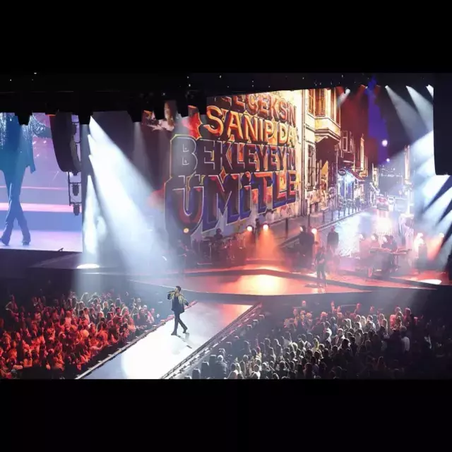 هواداری که حولهی عرقآلود Tarkan را دریافت کرد، از خوشحالی فریاد کشید