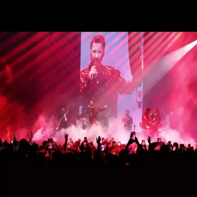 هواداری که حولهی عرقآلود Tarkan را دریافت کرد، از خوشحالی فریاد کشید