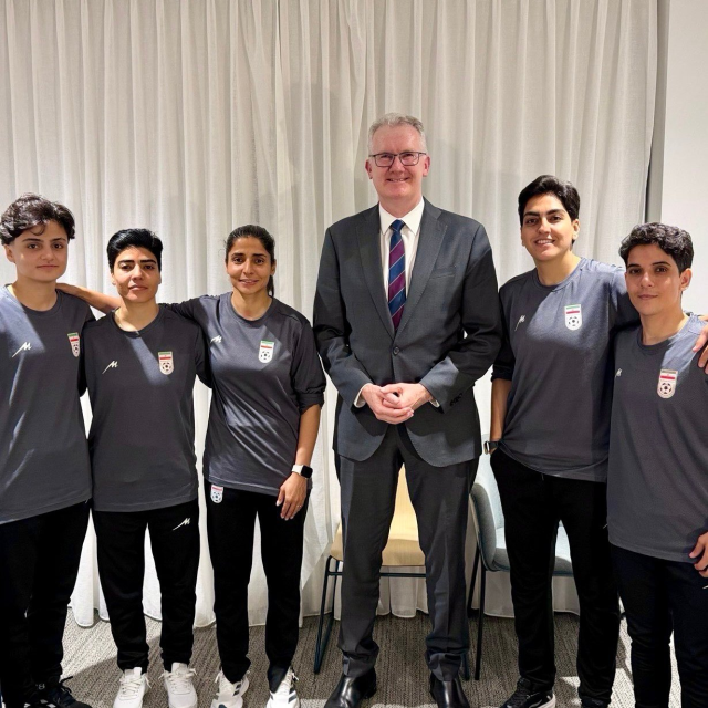 Ülkelerine dönmek üzere yola çıkan İranlı kadın futbolcular, otobüsün camından cep telefonlarıyla SOS işareti yaptı