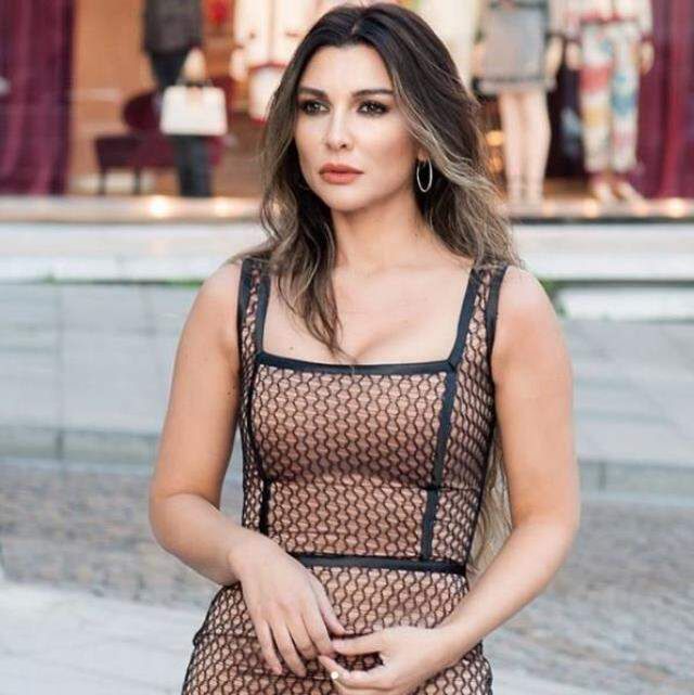 Hamdi Alkan'ın eşi Selen Görgüzel'den kayalıklarda hayran bırakan poz
