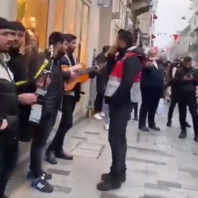 İstiklal Caddesi'nde Kürtçe sokak müziği yapan gençler polis tarafından engellendi mi?