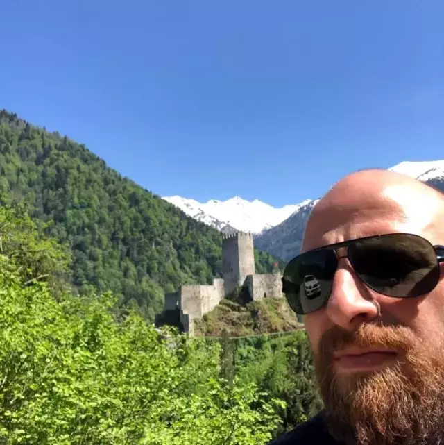 Arkadaşlarına 'Beni yalnız bırakın' dedi, odasında intihar etti