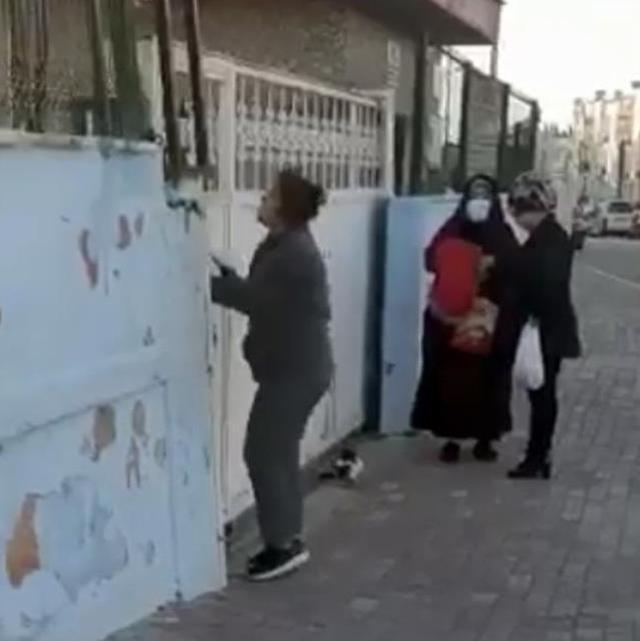 Okulun kapısını tekmeleyen kadın, öğrencileri tedirgin etti