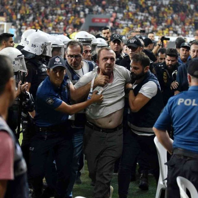 Yere düştü! Ali Koç, İzmir'de saldırıya uğradı