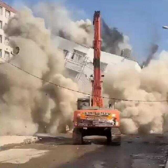 Diyarbakır'da 8 katlı bina yıkım sırasında çöktü, o anlar kamerada