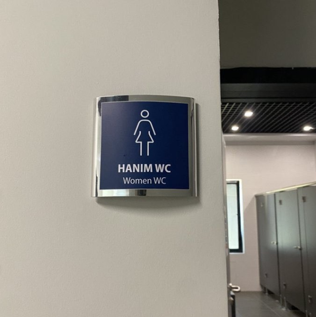 Kadın WC tabelası gitti, yerine gelen bir hayli ilginç