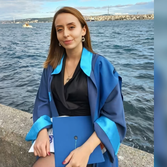 Beyoğlu'nda genç kadın fırtınada devrilen tabelanın altında kaldı; yaşam mücadelesi veriyor