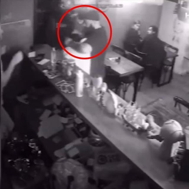 Kurtlar Vadisi oyuncusu Bahadır Ünlü, eşinin kafesindeki müşteriye bıçakla saldırdı