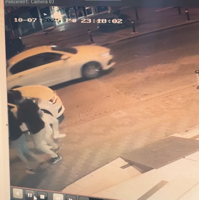 İstanbul'da Kaldırımda Yürüyen Vatandaşa Sebepsiz Yumruklu Saldırı