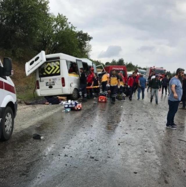 Son Dakika! Balıkesir-Kütahya yolunda bir minibüs ile tanker çarpıştı: 6 ölü, 15 yaralı