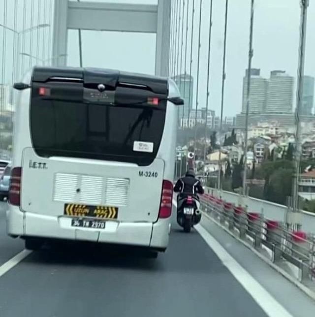 15 Temmuz Şehitler Köprüsü'nde İETT otobüsü, motosikletliye siper oldu