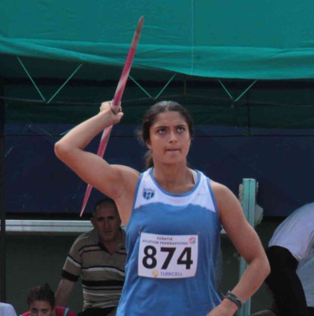Milli sporcu Selene Durna 6'ncı kattaki evinin balkonundan düşerek hayatını kaybetti