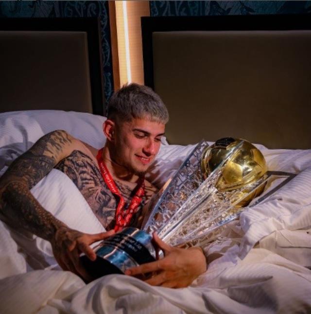 Trabzonspor'un yıldızlarından olay poz! Şampiyonluk kupasıyla yarı çıplak yatağa girdiler