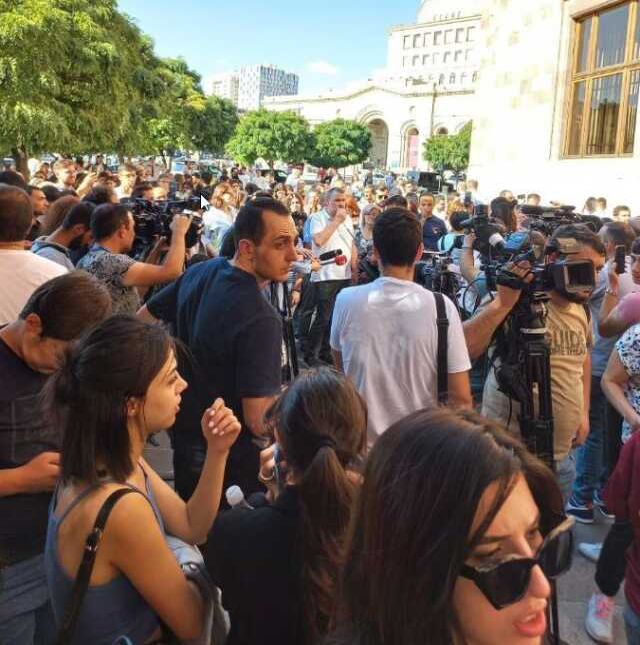 Azerbaycan'ın başlattığı operasyon sonrası Ermeniler hükümet konağı önünde toplandı