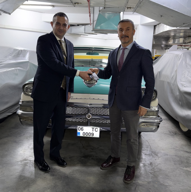 Bahçeli, klasik otomobillerinden birini MYK Üyesi Teoman'a hediye etti