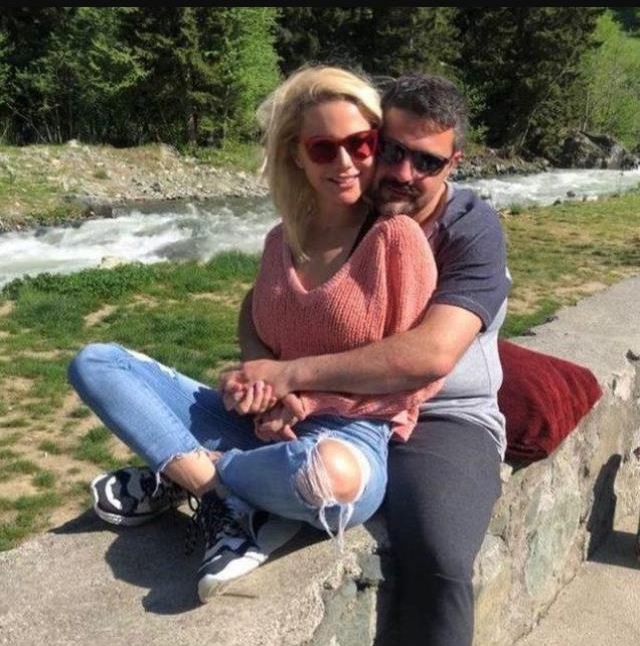 Ece Erken, öldürülen eşi Şafak Mahmutyazıcıoğlu'na sarıldığı bir pozunu paylaştı