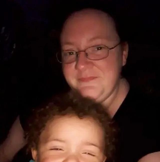 Marketten cips satın alan kadının, poşeti açtığında korkudan eli ayağı titredi