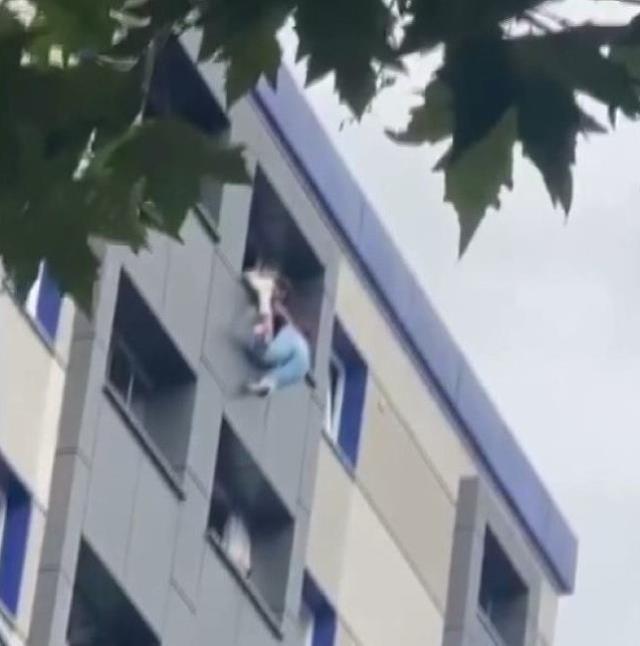 İstanbul'un göbeğinde can pazarı! Genç kadın dakikalarca balkonda asılı kaldı