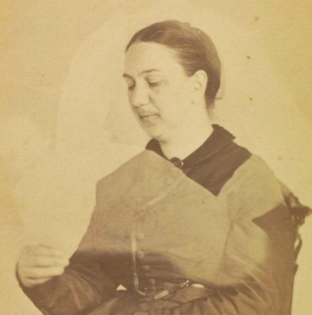 Yakınları ölenler ona koşuyordu! Ruhların fotoğrafını çeken fotoğrafçı, atladığı bir detaydan dolayı herkese rezil oldu
