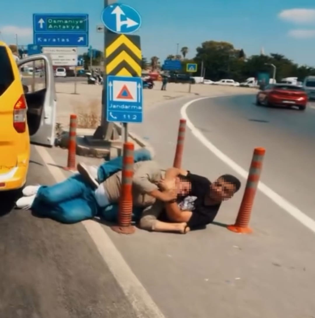 Adana'da yol kenarında ilginç kavga: Boğazını sıktı ve 'Telefonu vereceksin' diye bağırdı