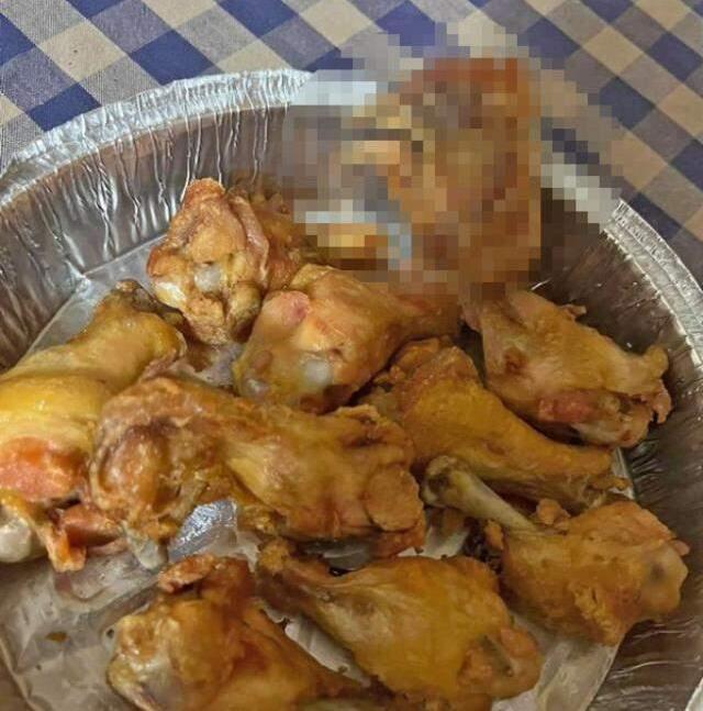 Eve tavuk kanadı siparişi veren kadın, kutunun içine yanlışlıkla konulan kafatasını ısırdı