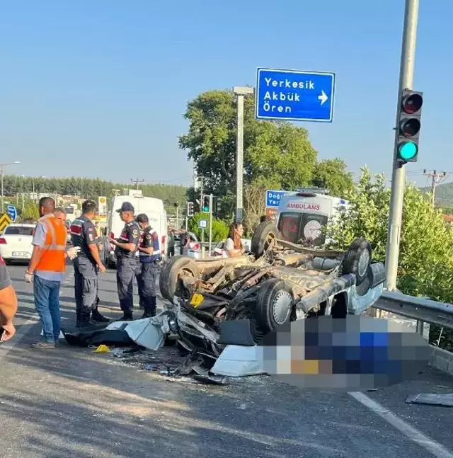 MUĞLA'DA 3 OTOMOBİLİN KARIŞTIĞI KAZADA KARI- KOCA ÖLDÜ; 2'Sİ ÇOCUKLARI 5 YARALI