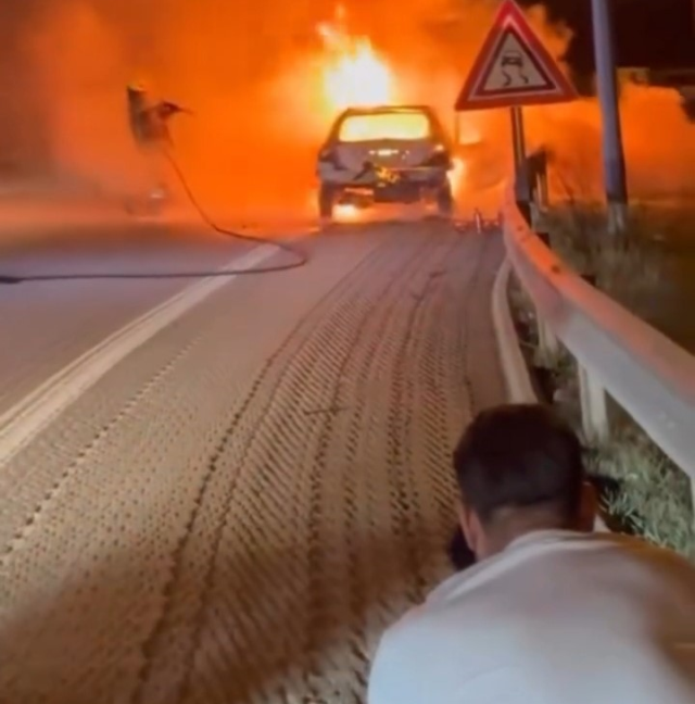 Seyir halindeki otomobil alev topuna döndü: Aracının yanışını çaresizce izledi