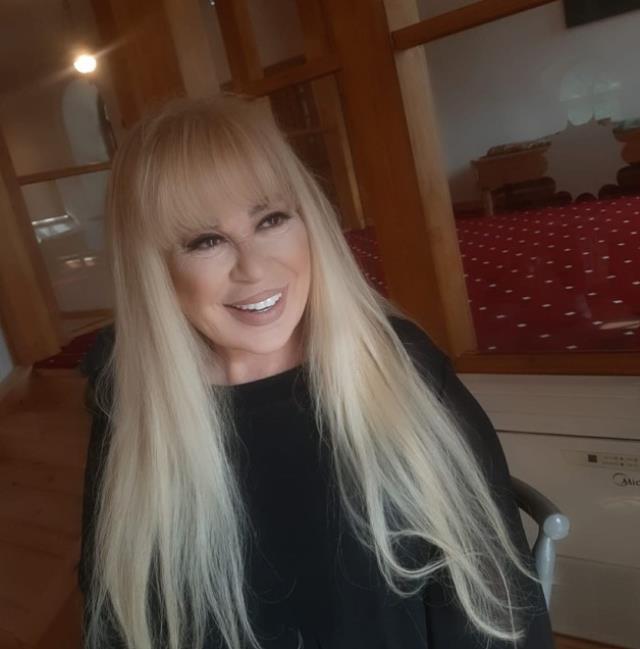 Usta sanatçı Zerrin Özer, müziği bıraktığını açıkladı