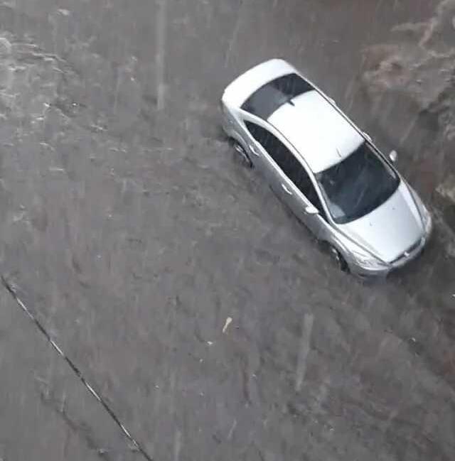 Sağanak bu kez de Anadolu yakasını vurdu! İstanbul Pendik'te bir çok yeri su bastı