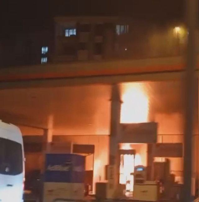 İstasyonda alev alan elektrikli aracın görüntüsü