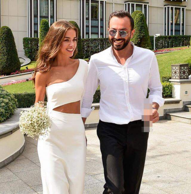 Hakan Baş'la evli olan Bensu Soral, eski partneri Kubilay Aka ile sarmaş dolaş yakalandı