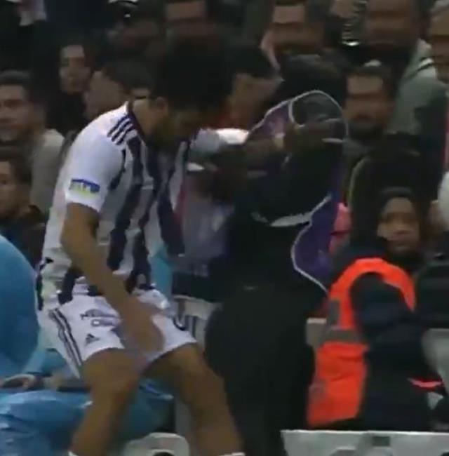Beşiktaşlı futbolcunun top toplayıcı çocuğa yaptığı hareket ortalığı karıştırdı: Beni ayağına çağırdı
