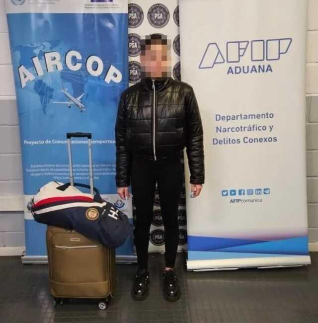 20 yaşındaki kadın havalimanında mide ve vajinasına sakladı 40,000 dolar değerindeki kokain ile yakalandı