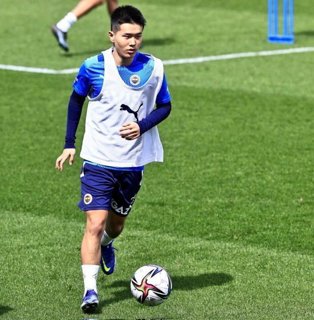 Fenerbahçe'nin yeni transferi şov yaptı, İsmail Kartal hayran hayran izledi! Mesut Özil formayı zor alır