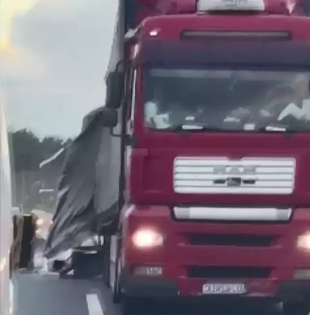 Otoyolda zikzak çizen tır, yüklerini yola savurdu