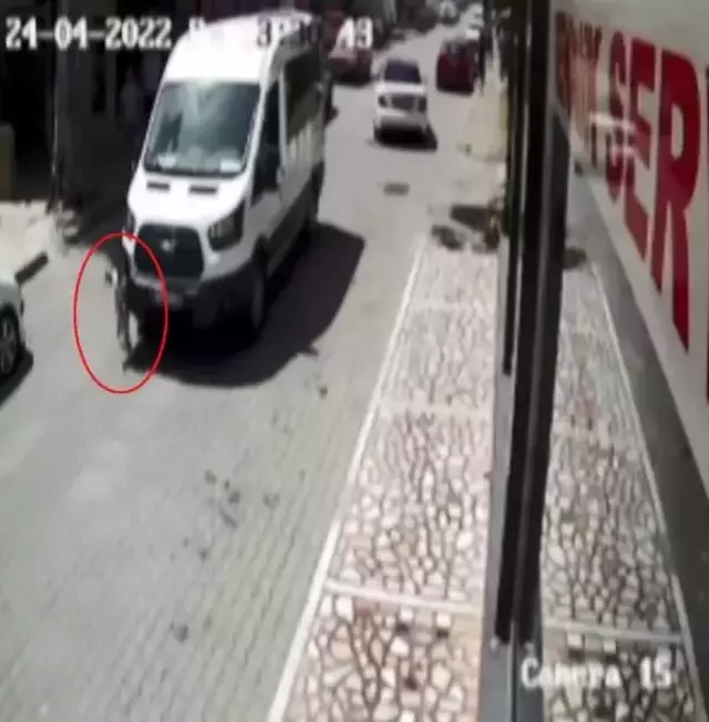 Aniden yola fırlayan 2 yaşındaki çocuk, minibüsün altında kalarak hayatını kaybetti