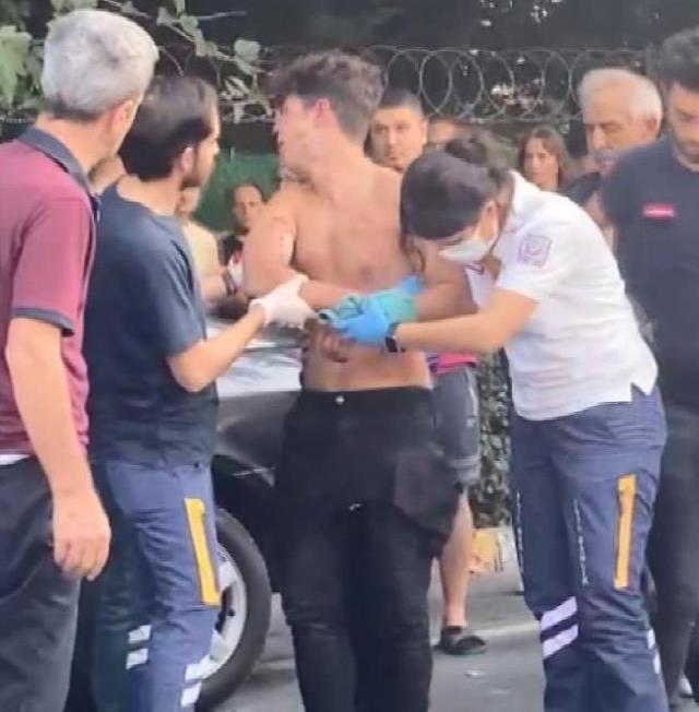 Yol kenarına idrarını yapan baba ve oğlunu bıçakladılar