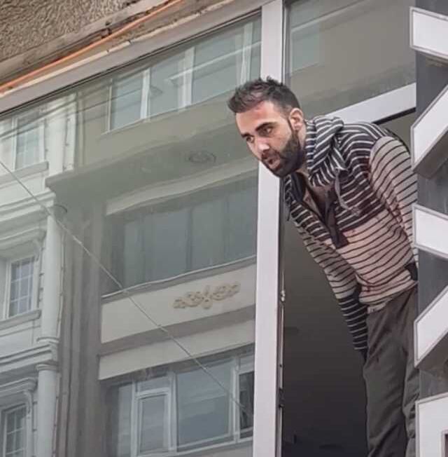 Şişli'de bir kişi babasını yaralayıp cama çıktı! Özel harekat polisleri devreye girdi