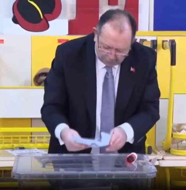 YSK Başkanı Yener de aynı dertten muzdarip! Zarfı sandığa atarken bir hayli zorlandı